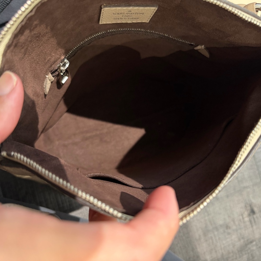 Louis Vuitton - Picture 2 of 15